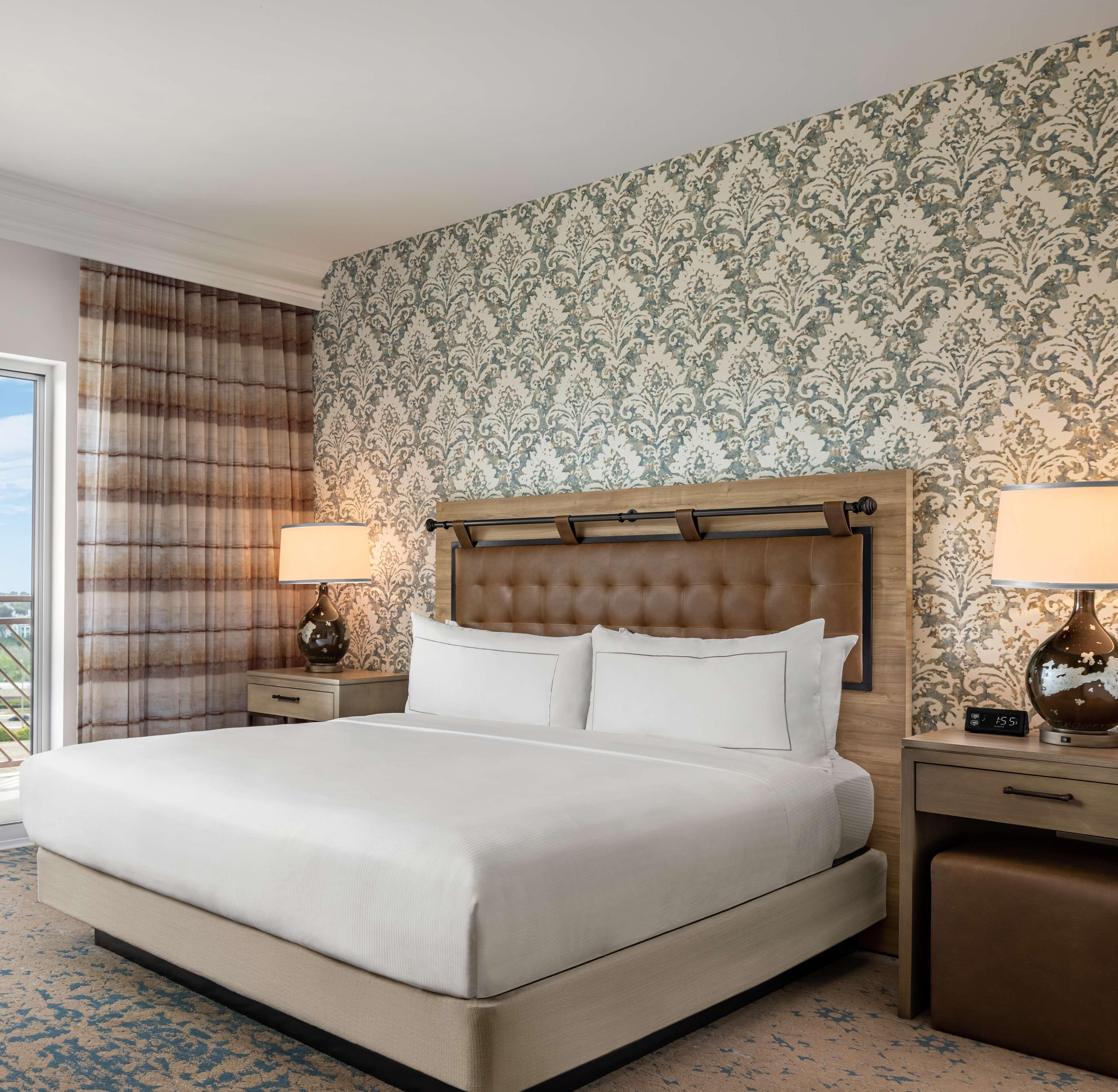 2 ROOMS, SUITE, TWIN BEDS, KING BED, CORNER, ACCESSIBLE