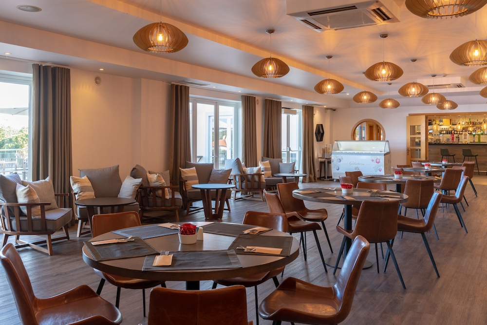 Praia Del Rey Golf And Beach Resort - The Village 40/50