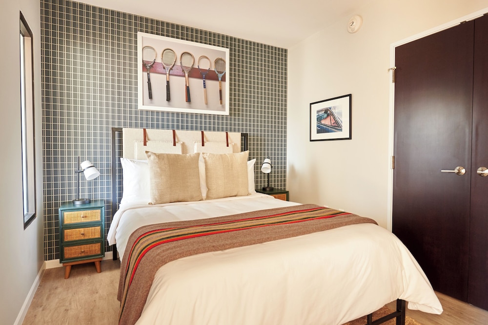 DELUXE, SUITE, QUEEN BED, SOFA