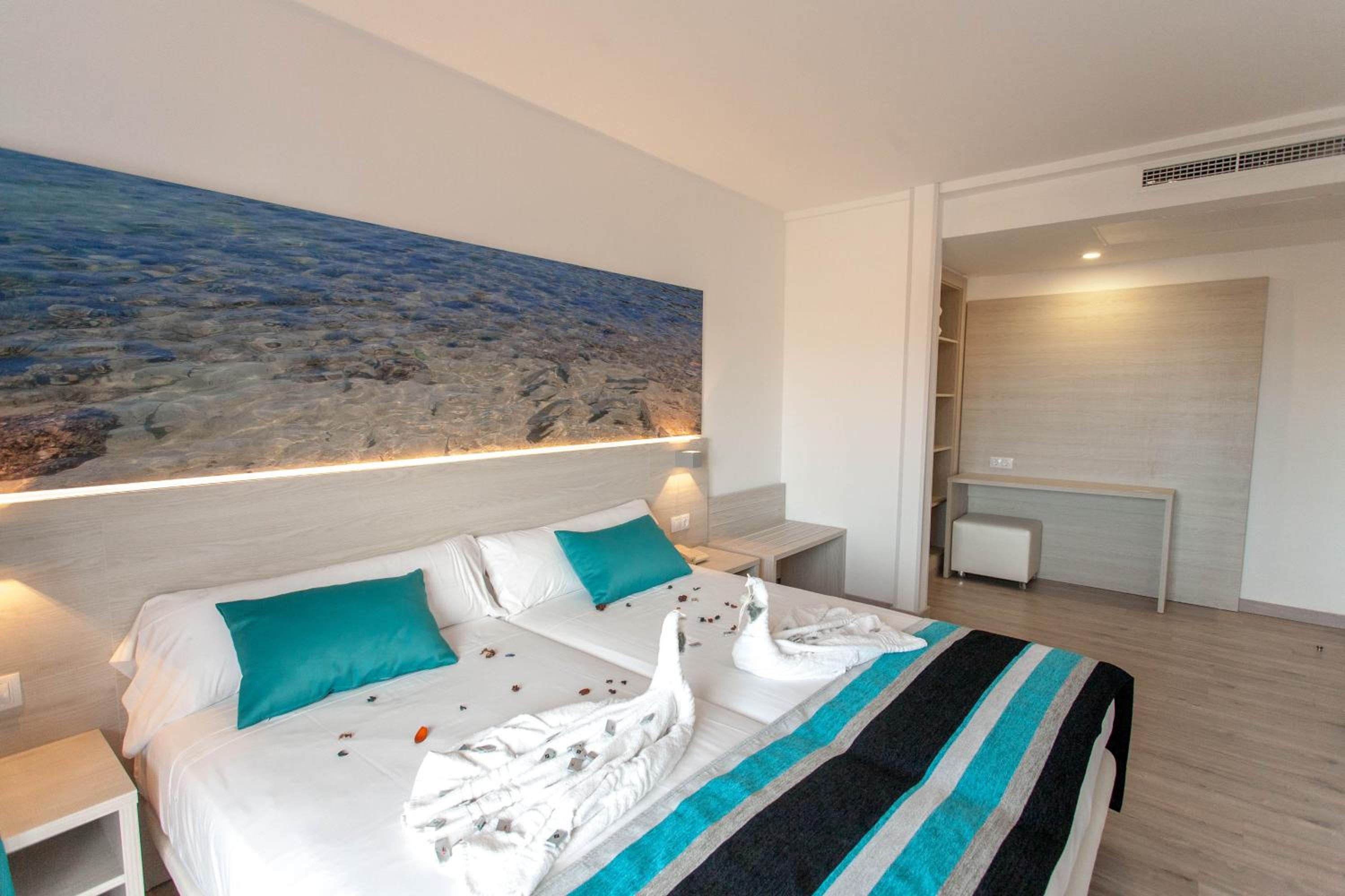 Premium, Twin Beds, Lateral Side Sea View, Balcony