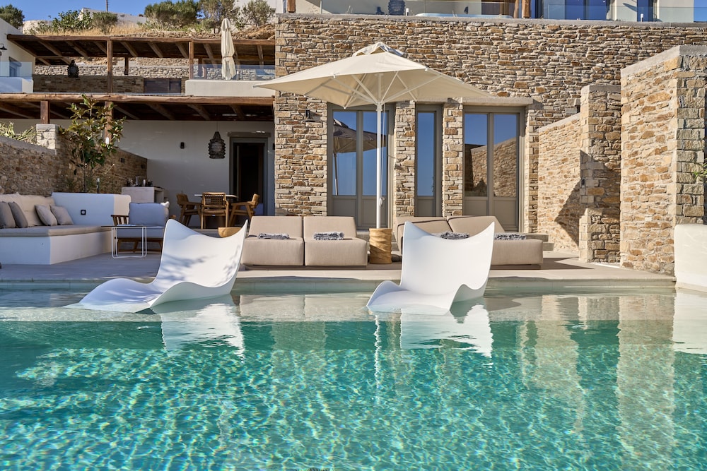 Ios Grand Pool Suites 45/50