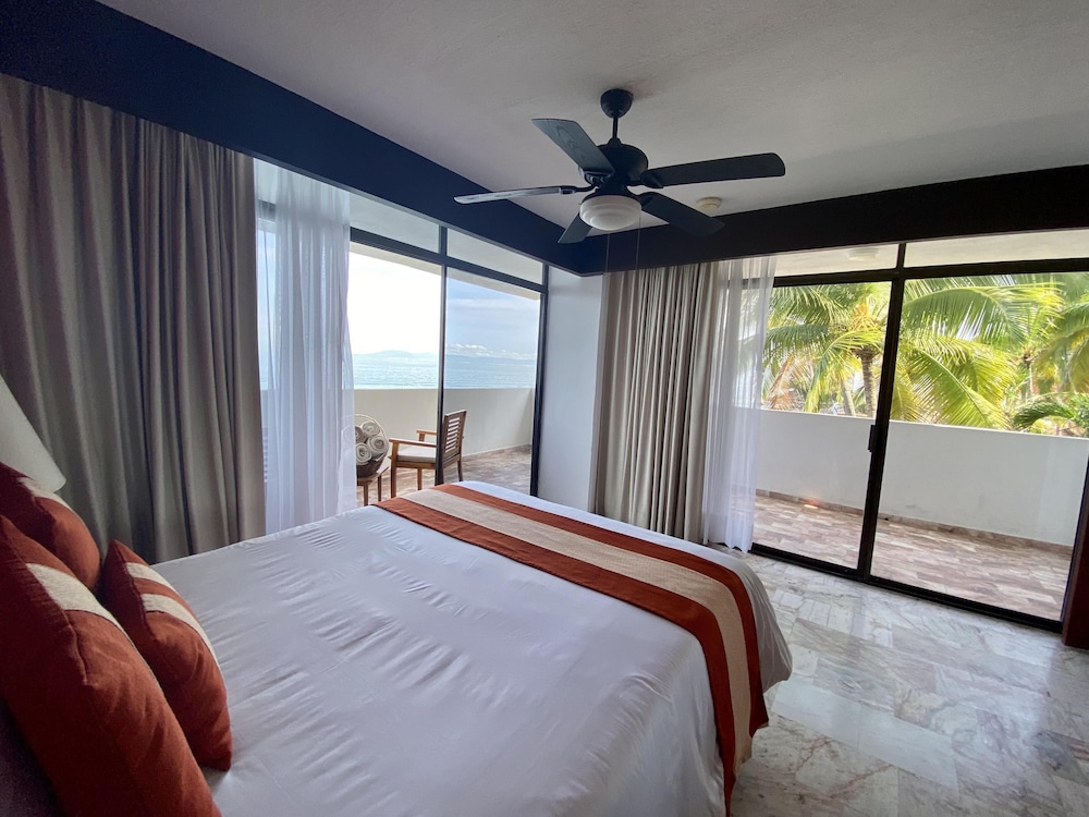 2 Bedrooms, Suite, 1 King and 2 Queen Beds, Ocean Front, Terrace, Kitchen, Large