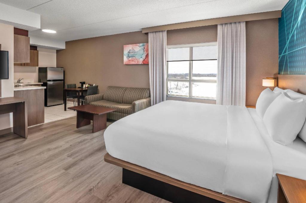 Upgrade, Efficiency, King Bed، Comfort Inn Mississauga 3/6