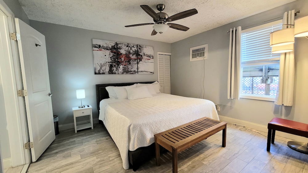 Deluxe, King Bed, Courtyard View, Courtyard Area