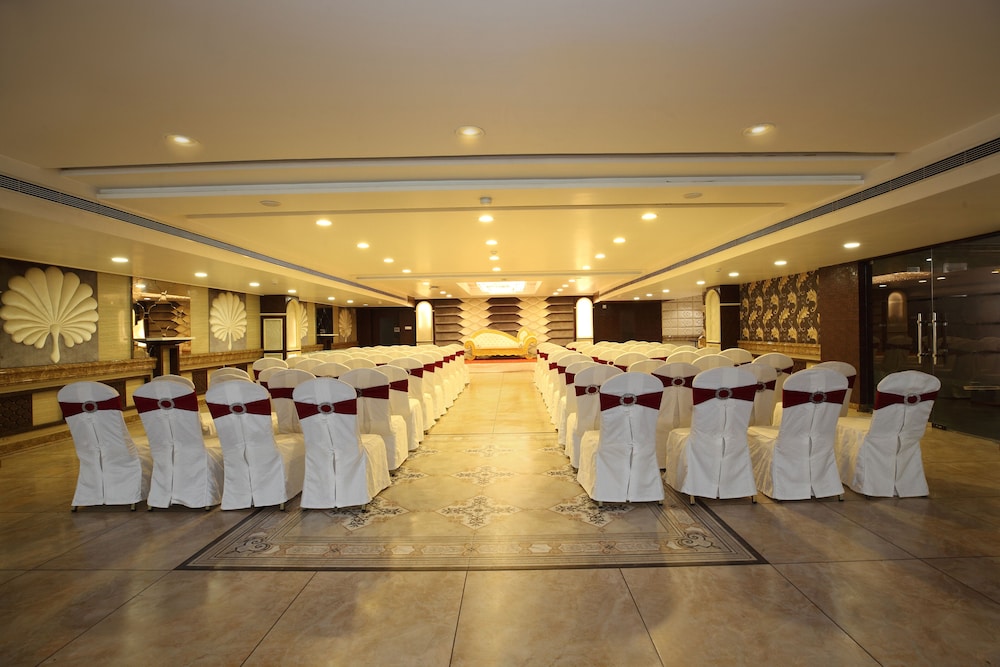 Pinnacle by Click Hotels, Lucknow 12/63