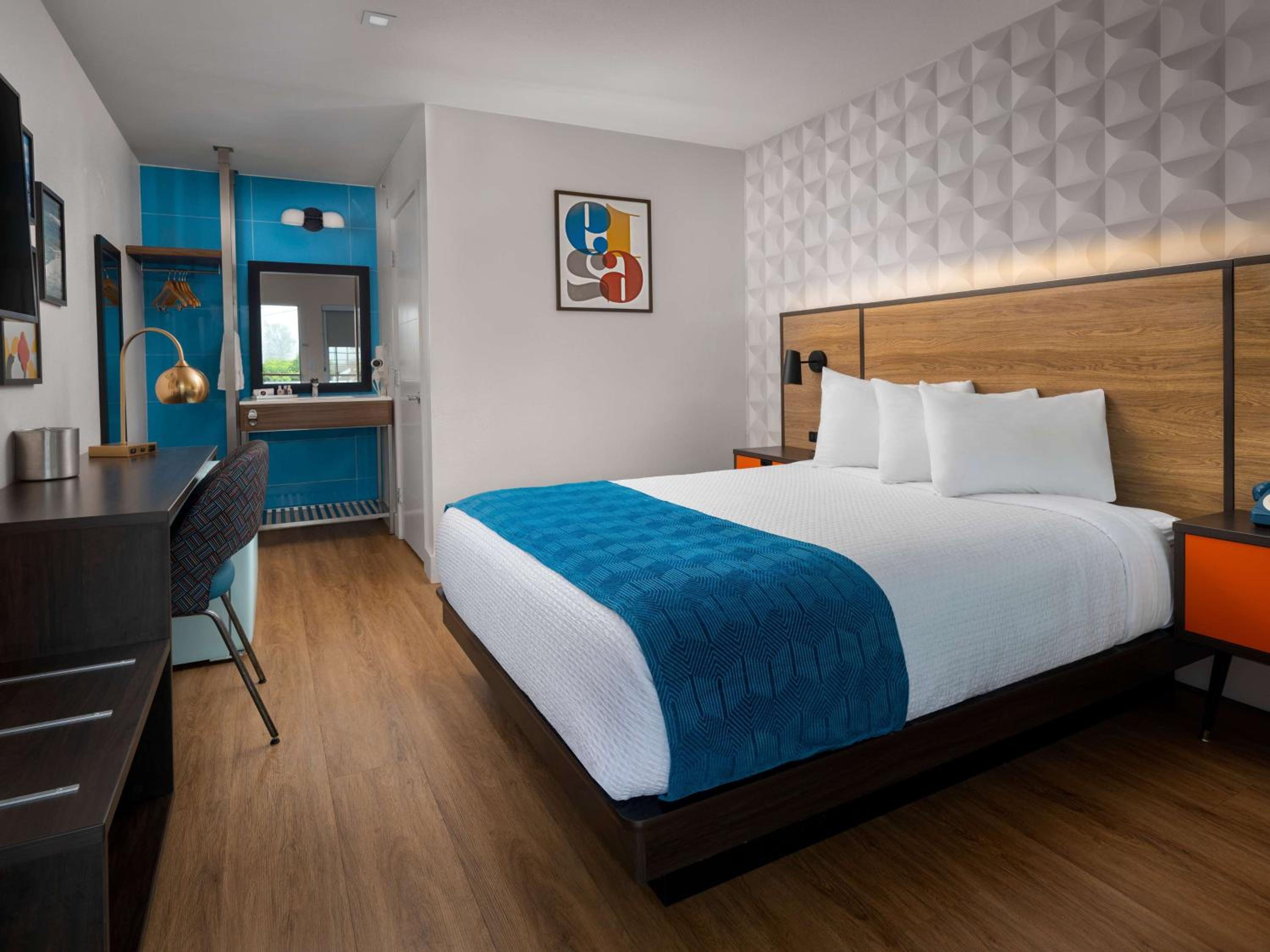 Retro, Style, Queen Bed, Outdoor Pool, Motel6 Santa Barbara, CA - Beach 2/4