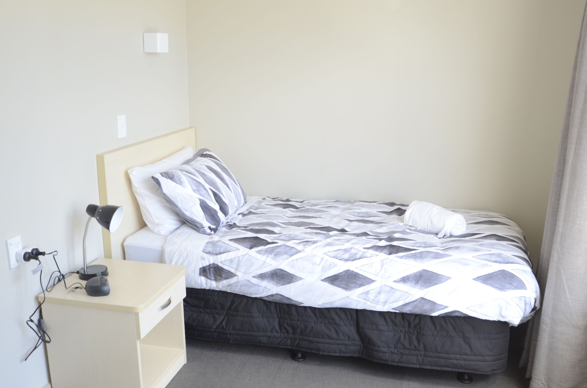 ROOM, SINGLE