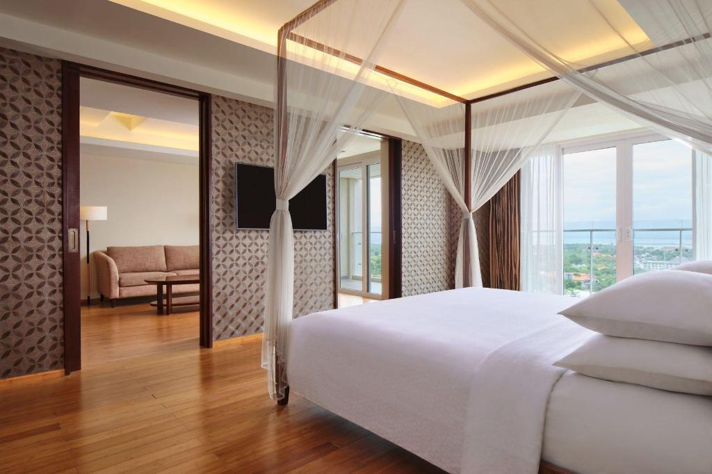 1 Bedroom, Suite, King Bed, Bay View, Balcony, Large