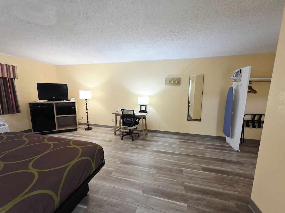 Super 8 By Wyndham Clinton 22/40