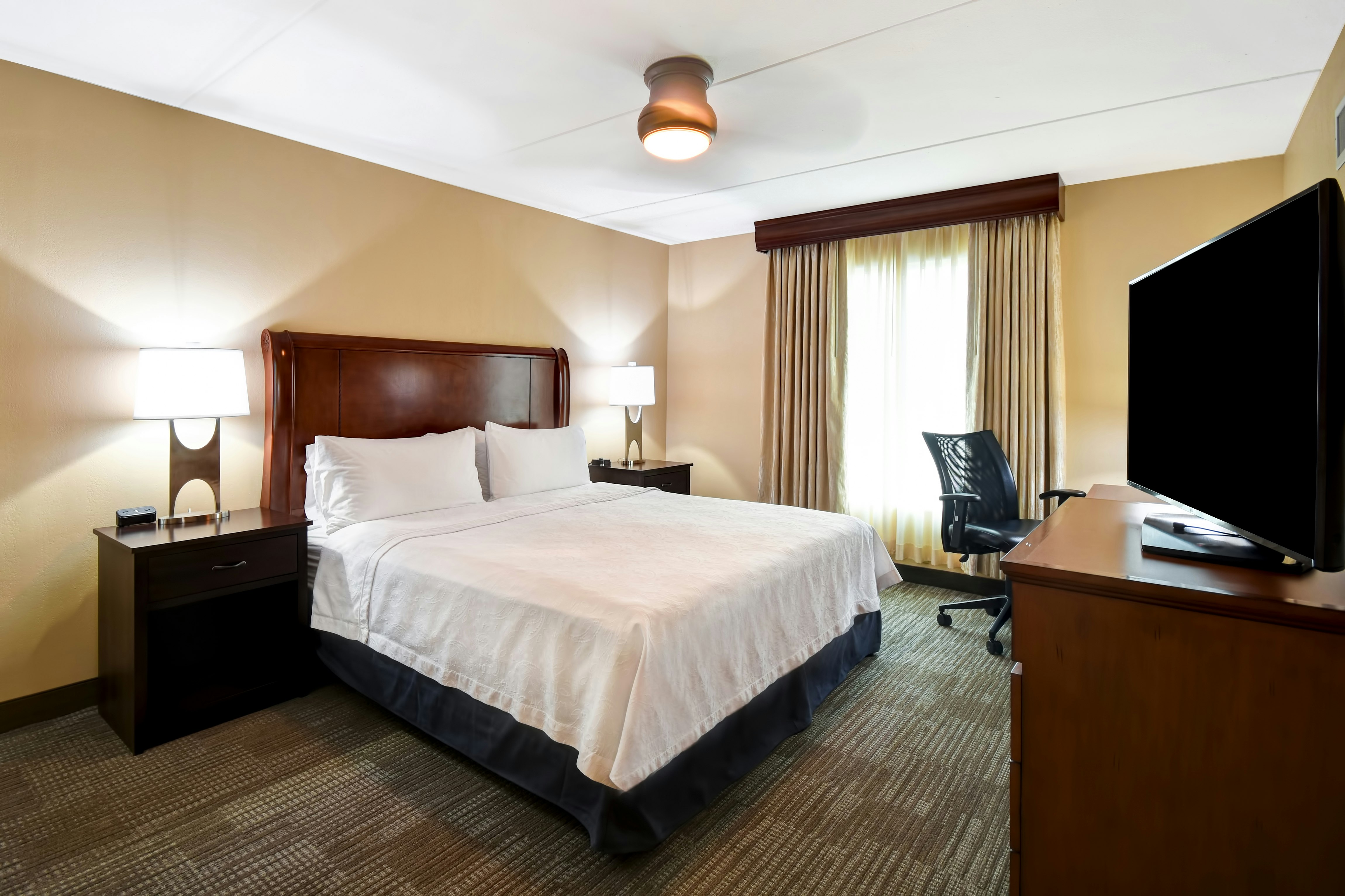 SUITE, KING BED, ACCESSIBLE
