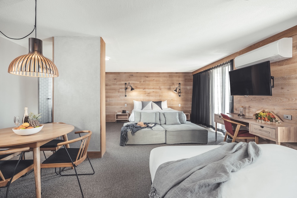 SUITE, TWIN BEDS