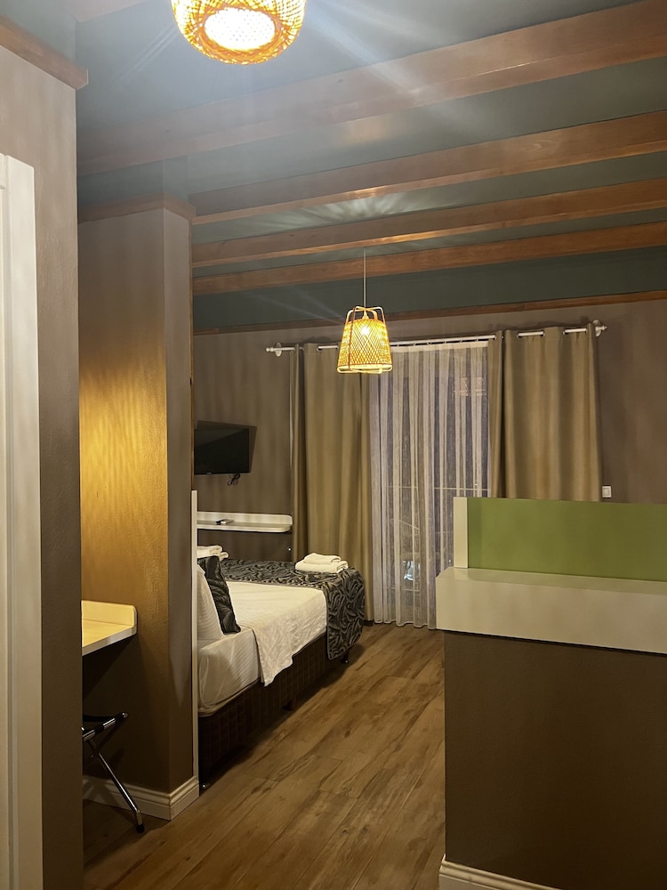 Dolphin Park Hotel 12/50