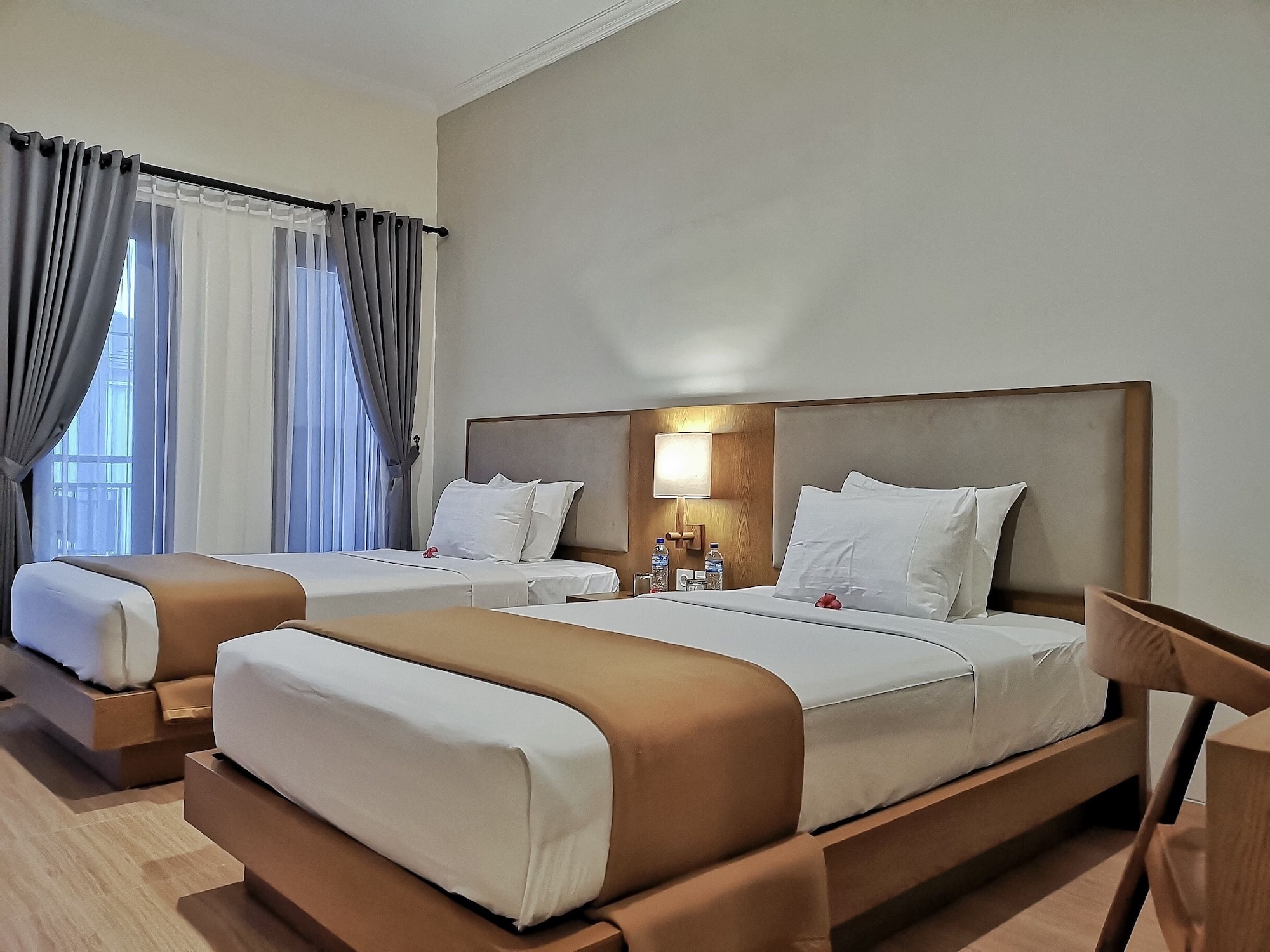 DELUXE, TWIN BEDS, POOL VIEW