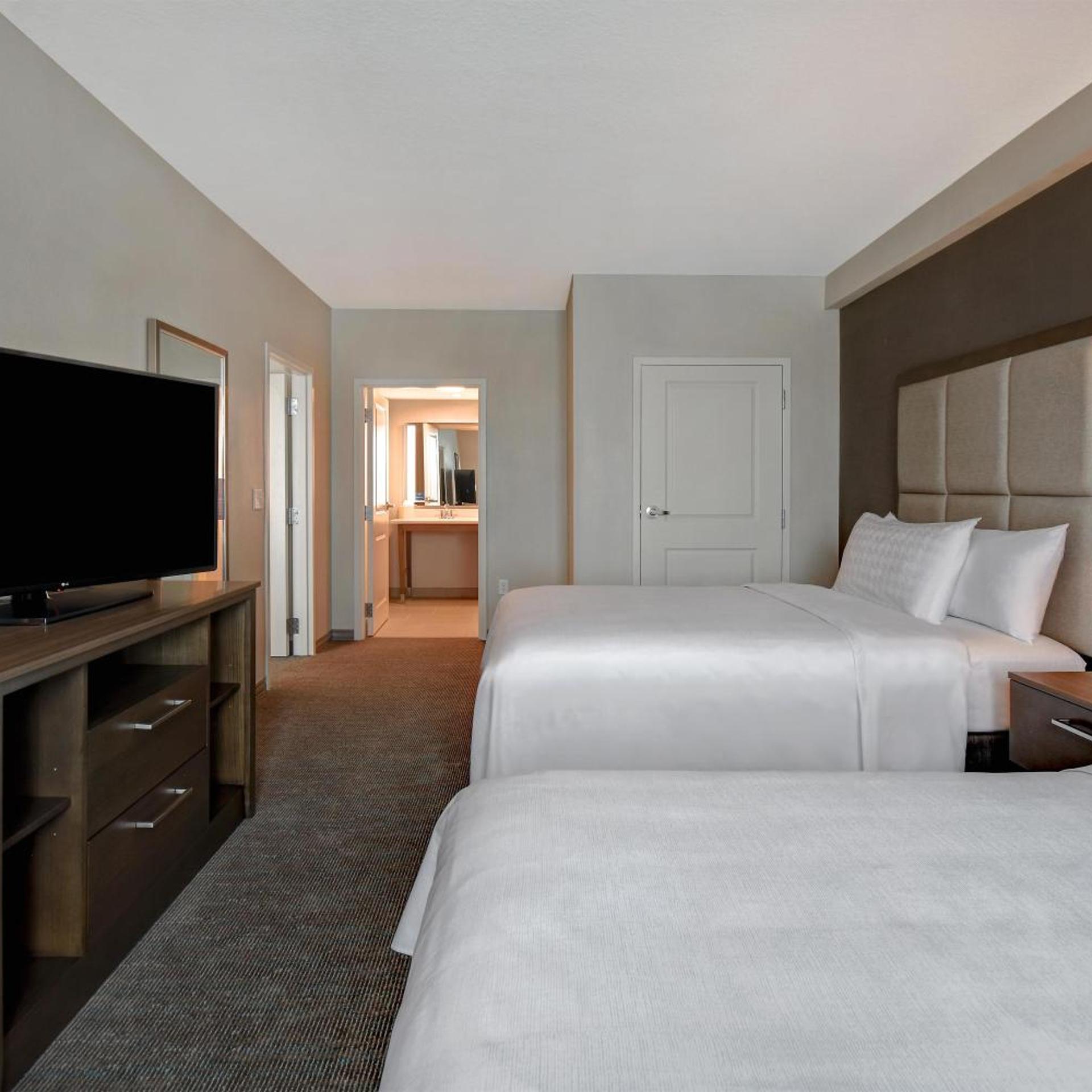 1 BEDROOM, SUITE, 2 QUEEN BEDS, POOL VIEW
