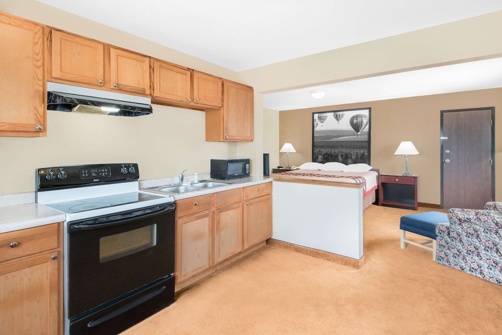 Super 8 by Wyndham Marshalltown 6/25