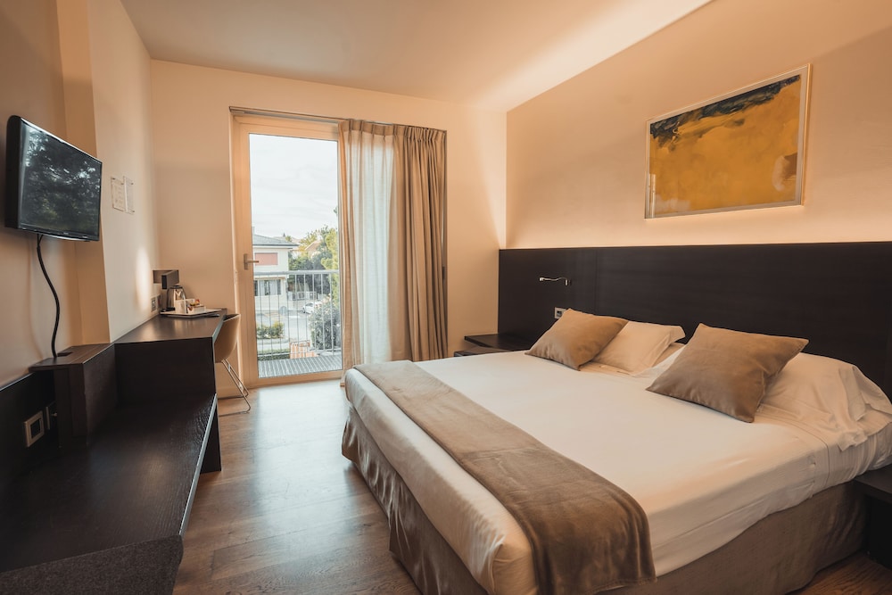 ROOM, DOUBLE BED