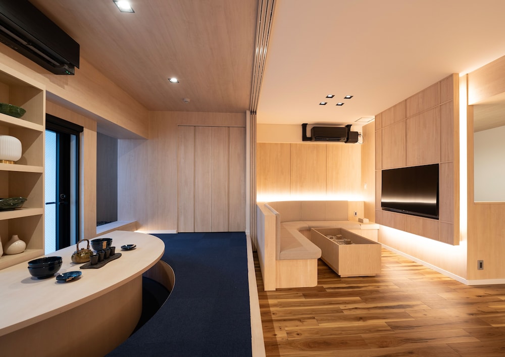 UH Suite Namba Station 34/41