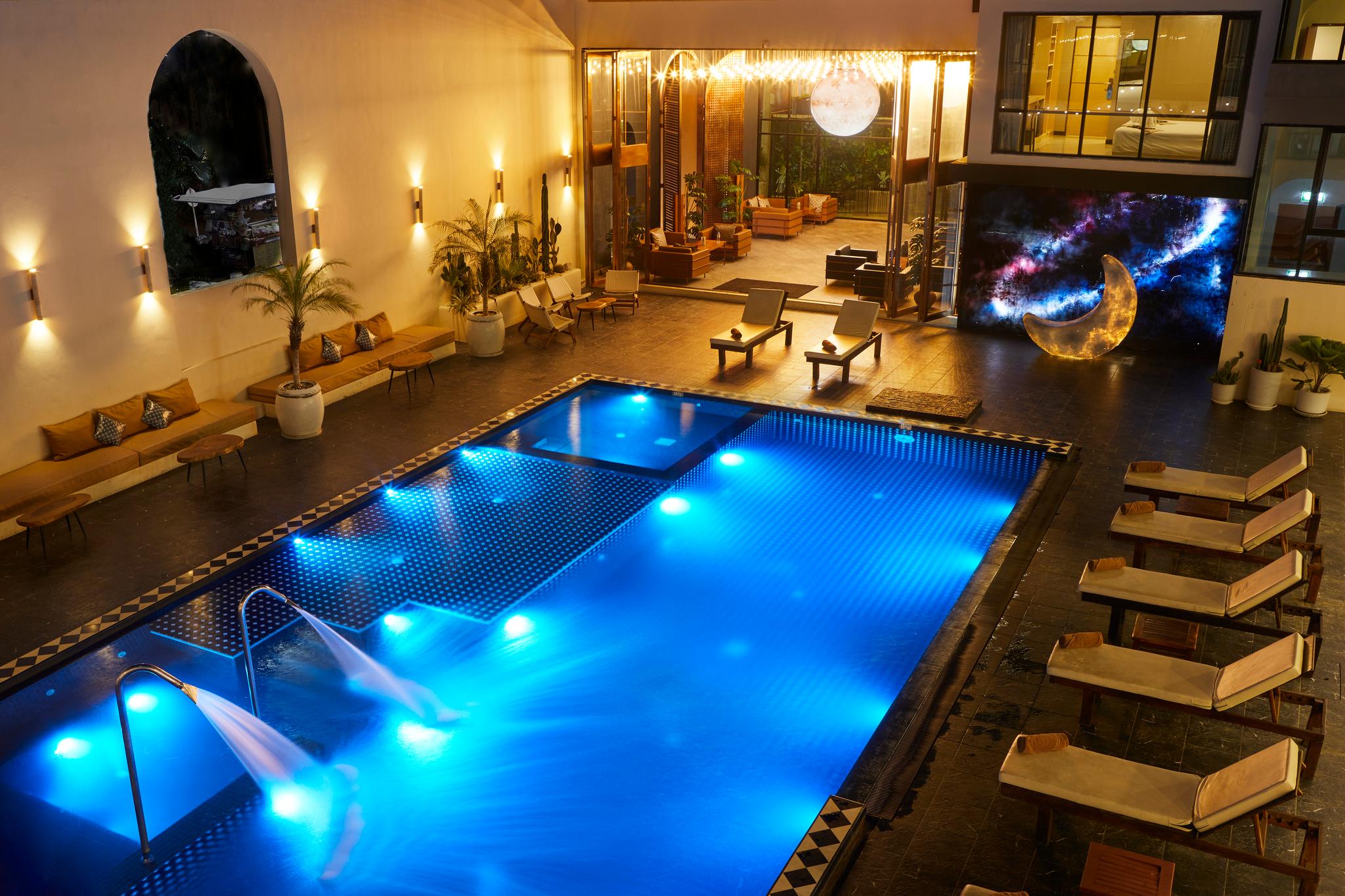 Superior Pool View