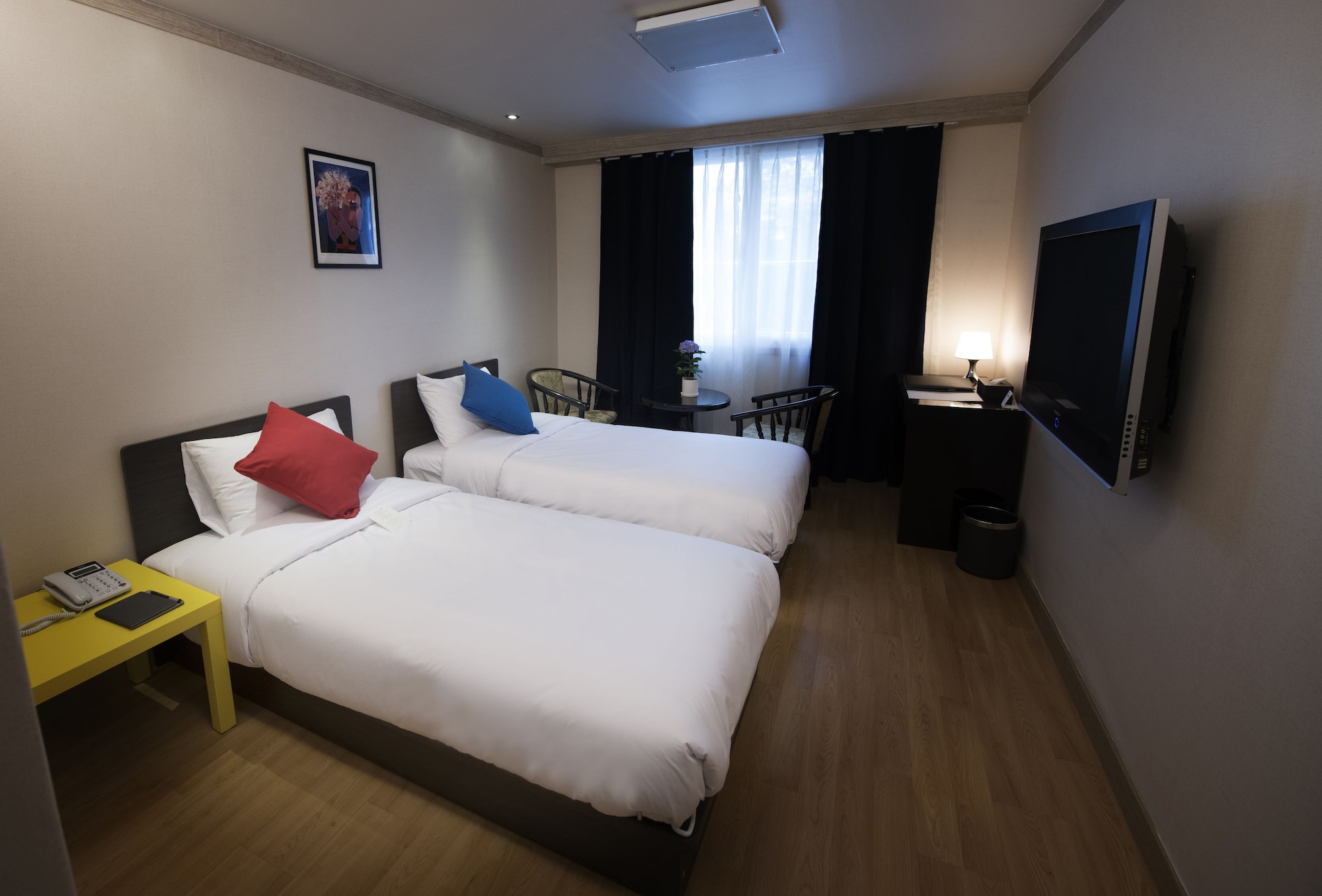 ROOM, TWIN BEDS