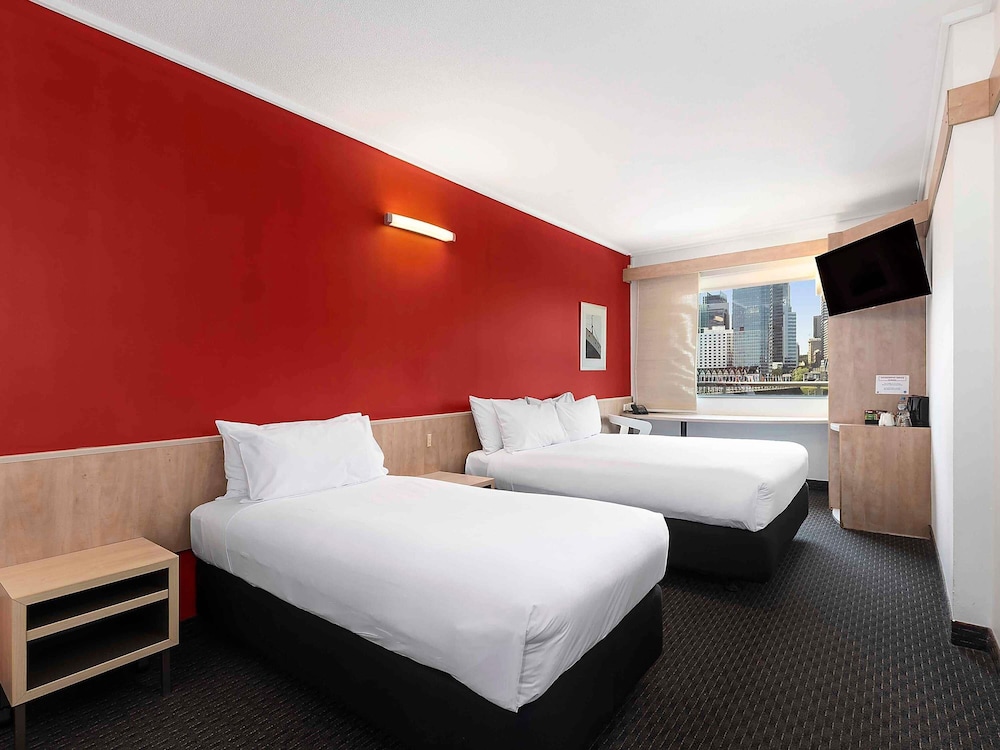 SUPERIOR, 1 QUEEN AND 1 SINGLE BED, CITY SKYLINE VIEW
