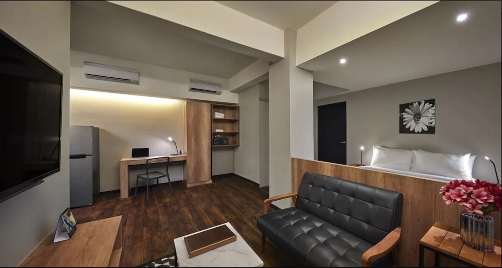 Tropics Eight Suites 41/61
