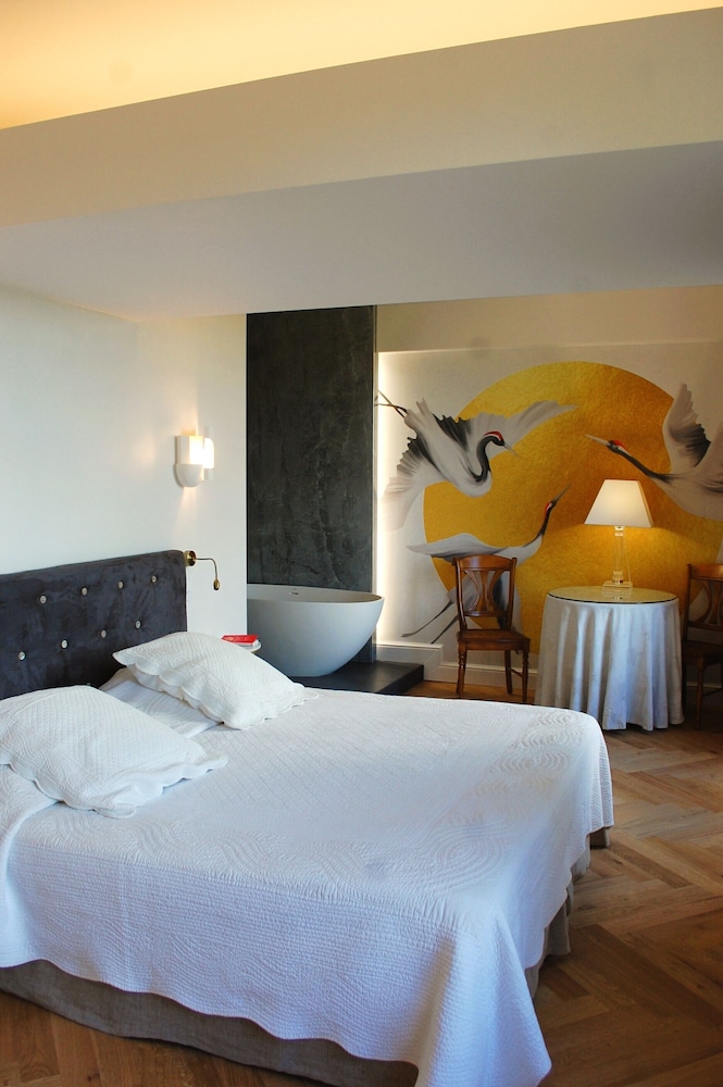 Junior Suite, King Bed, Valley View