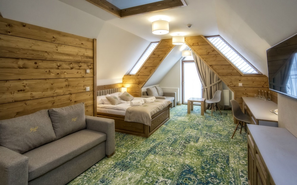 Gold Hotel 15/50
