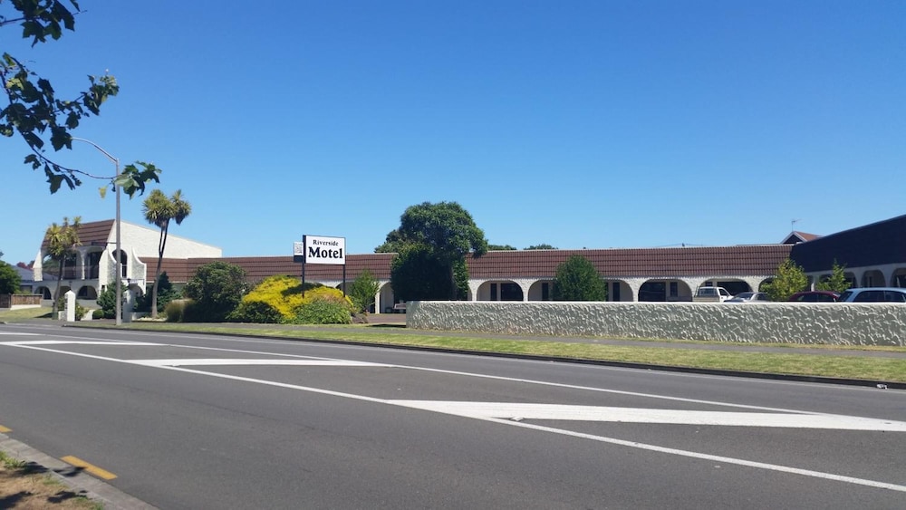 Riverside Motel 37/49