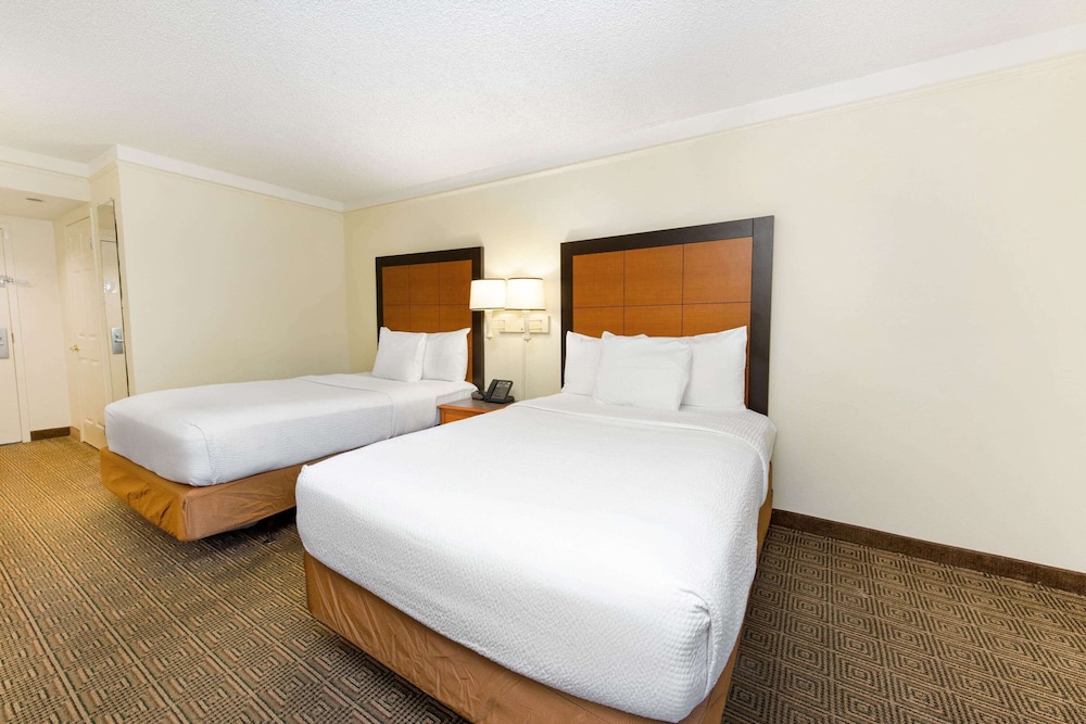 La Quinta Inn & Suites by Wyndham Ft Lauderdale Cypress Cr 15/44