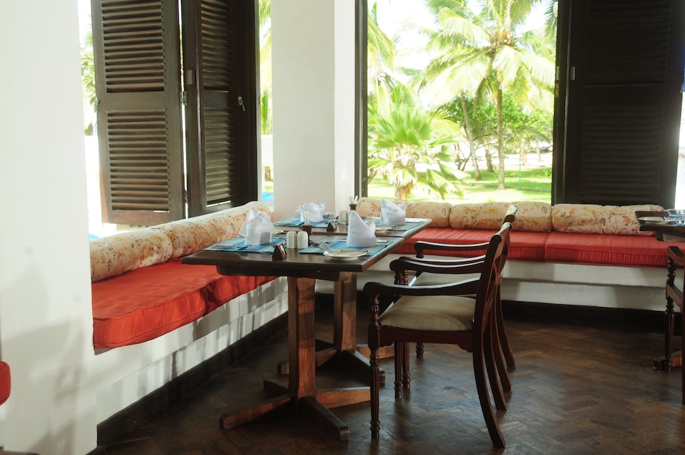 Jacaranda Indian Ocean Beach Resort 25/40