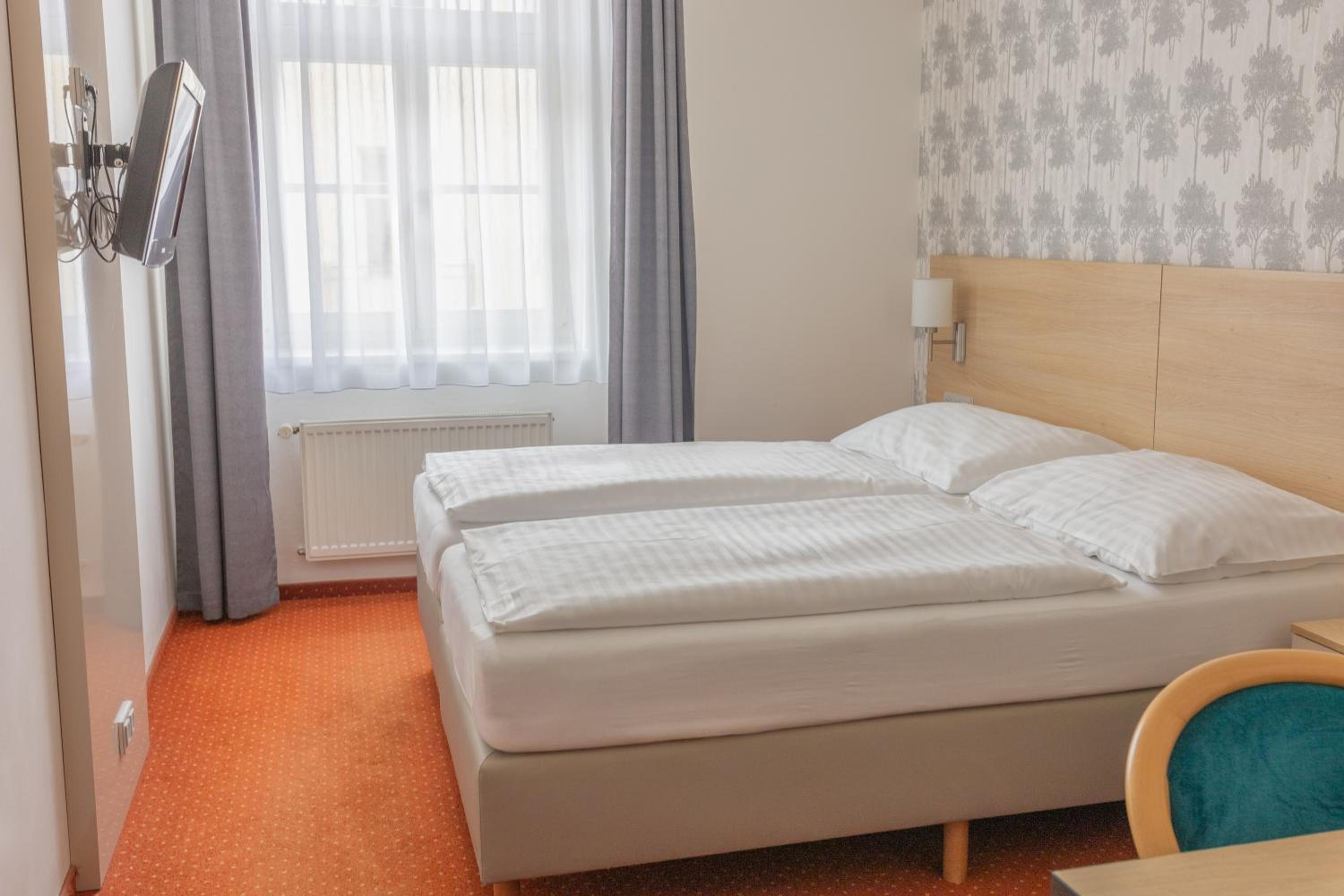 Flora Hotel 21/60