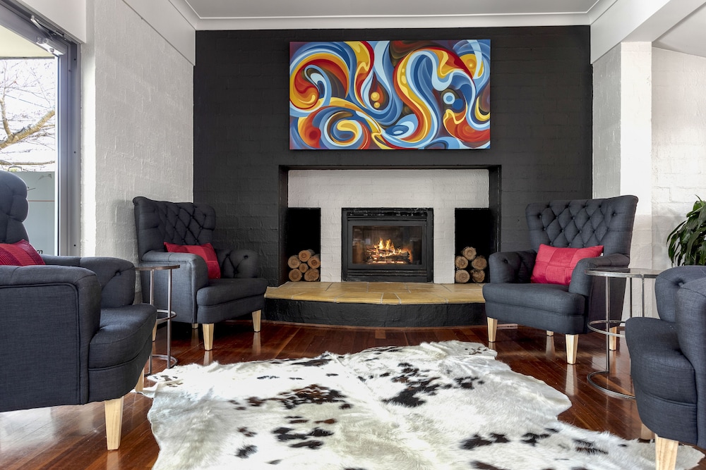 BERRY VILLAGE BOUTIQUE MOTEL 27/49