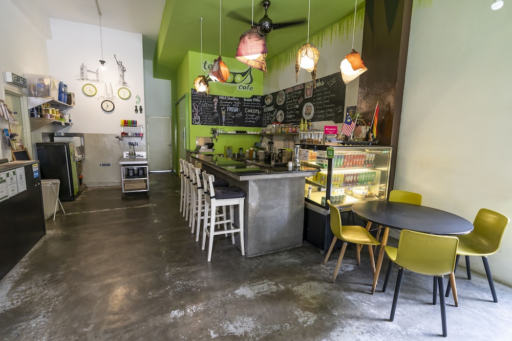 PODs The Backpackers Home & Cafe 44/50