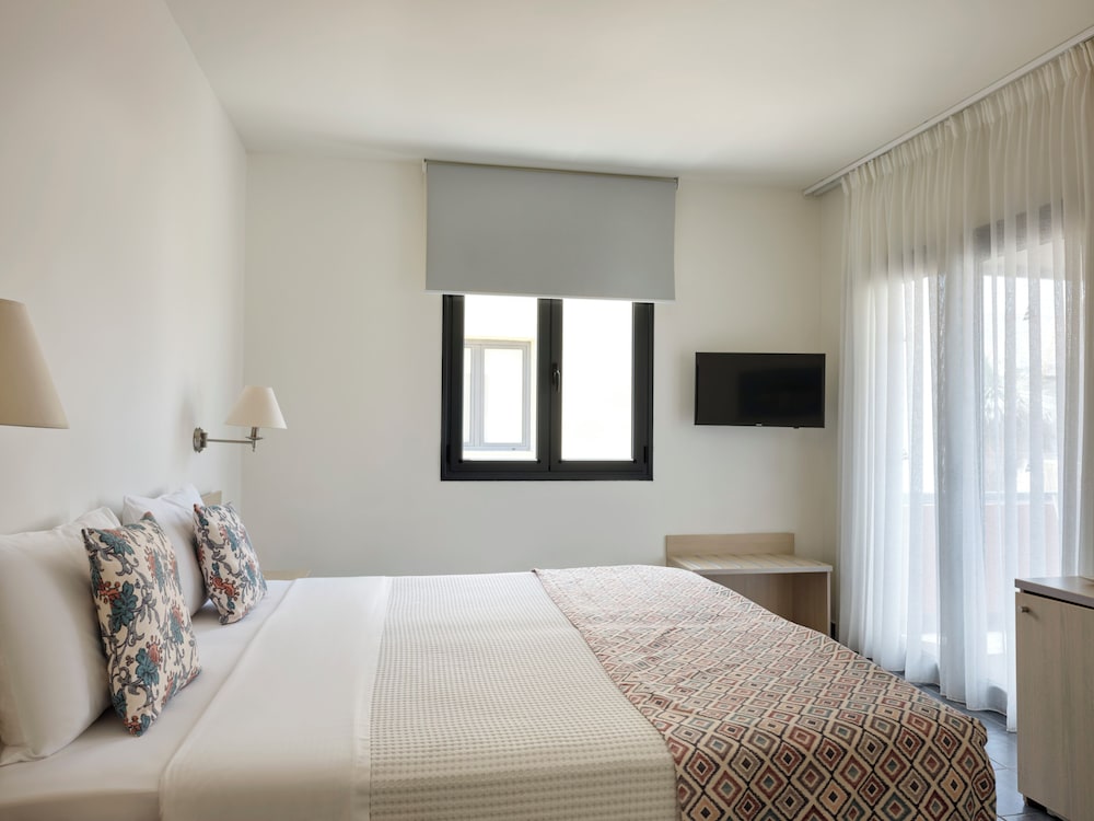 ROOM, DOUBLE BED, INLAND VIEW