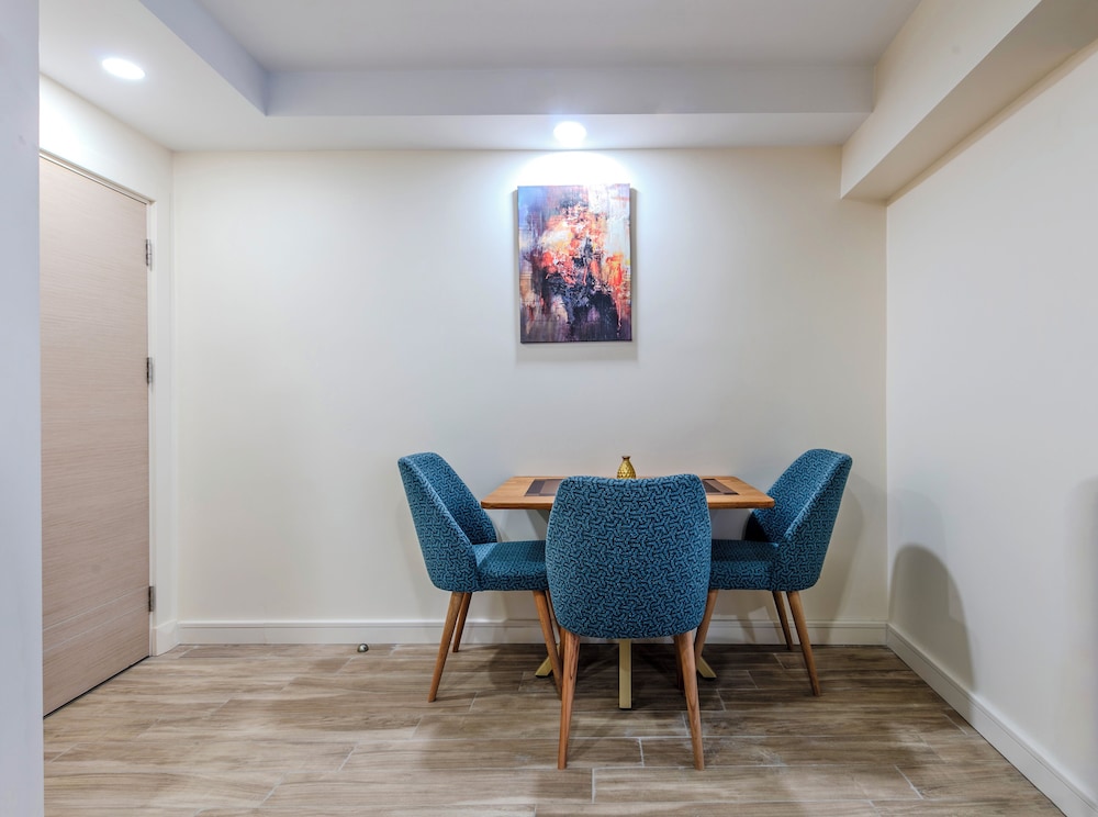 Roys Hotel & Suites 38/50