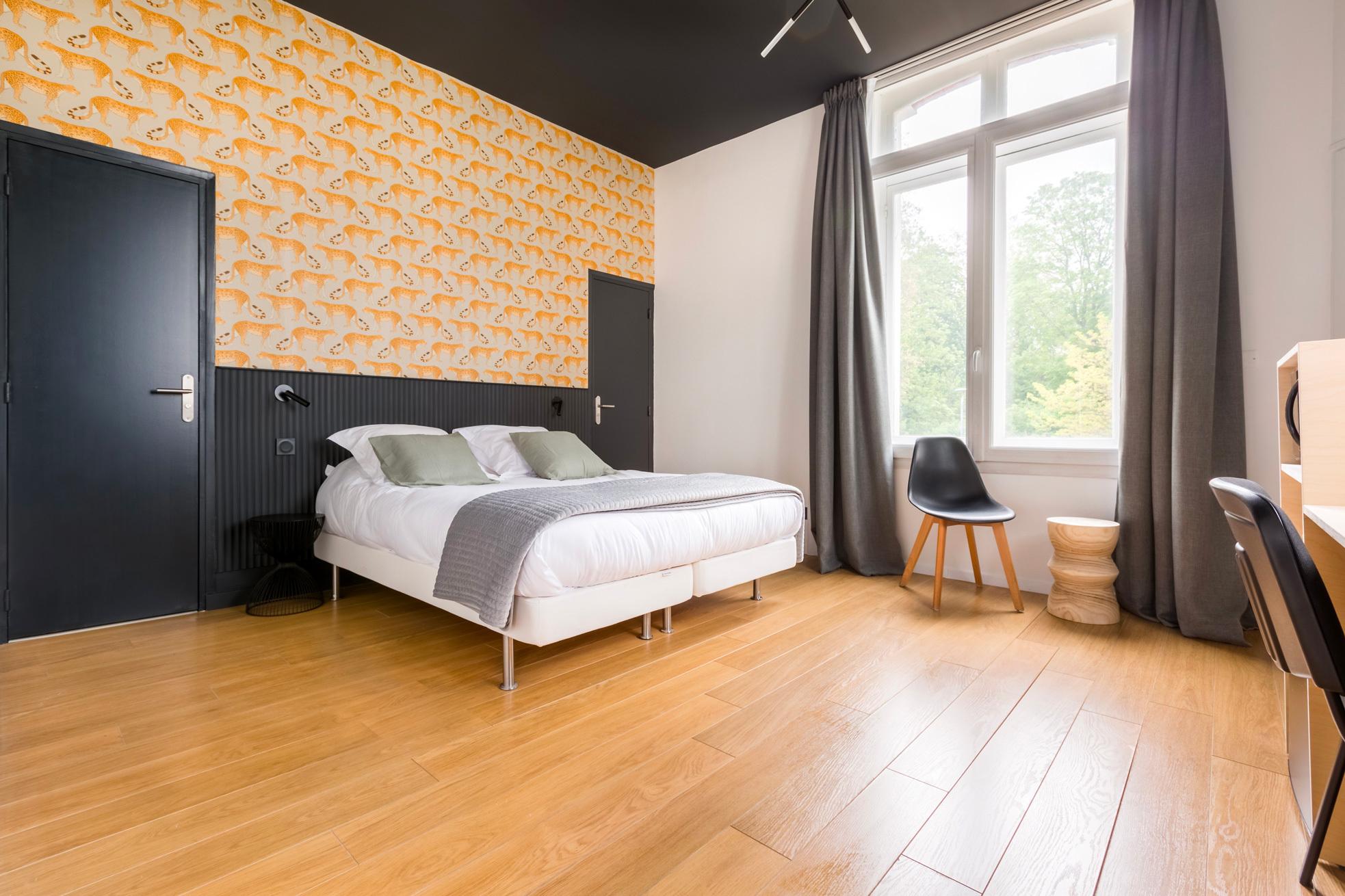 Albert, Queen Bed, City View