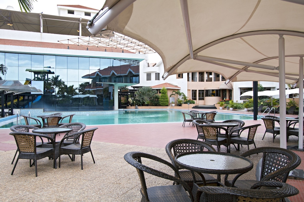 Clarks Exotica Convention Resort Spa 50/70