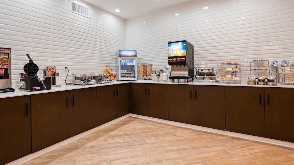 Best Western Plus New Barstow Inn & Suites 28/34
