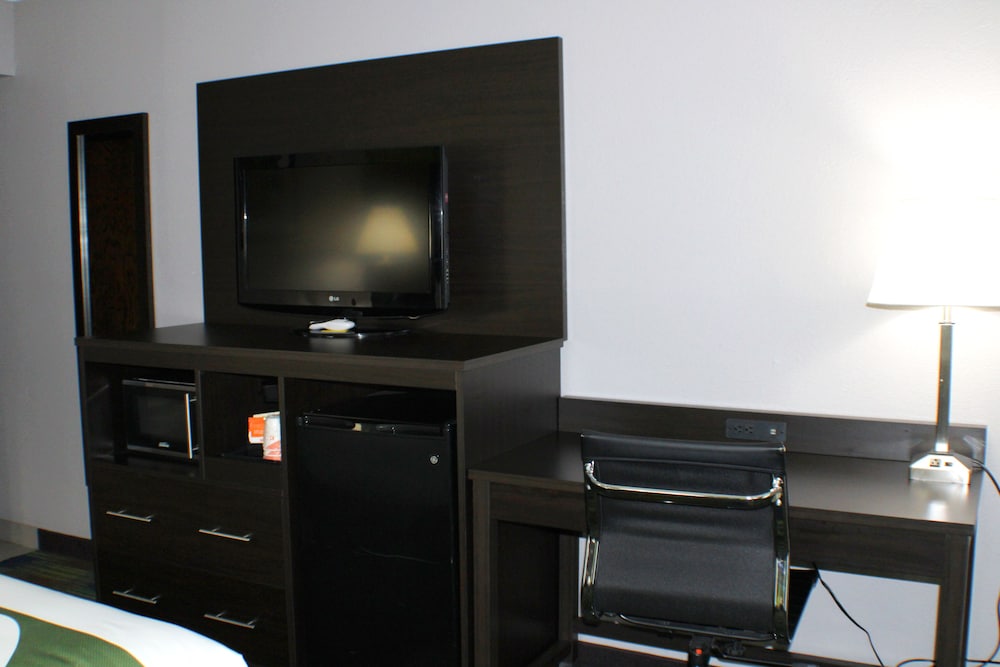 Quality Inn & Suites Bedford West IN 31/40
