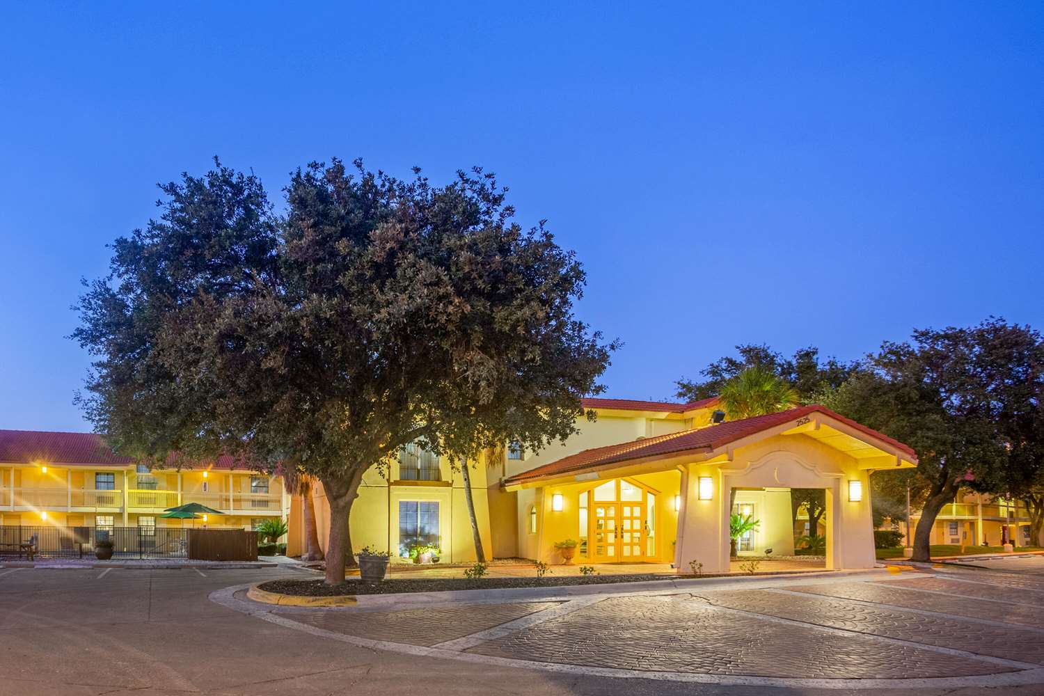 Super 8 by Wyndham Eagle Pass 2/41