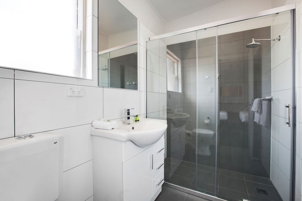 Villawood Hotel 23/29