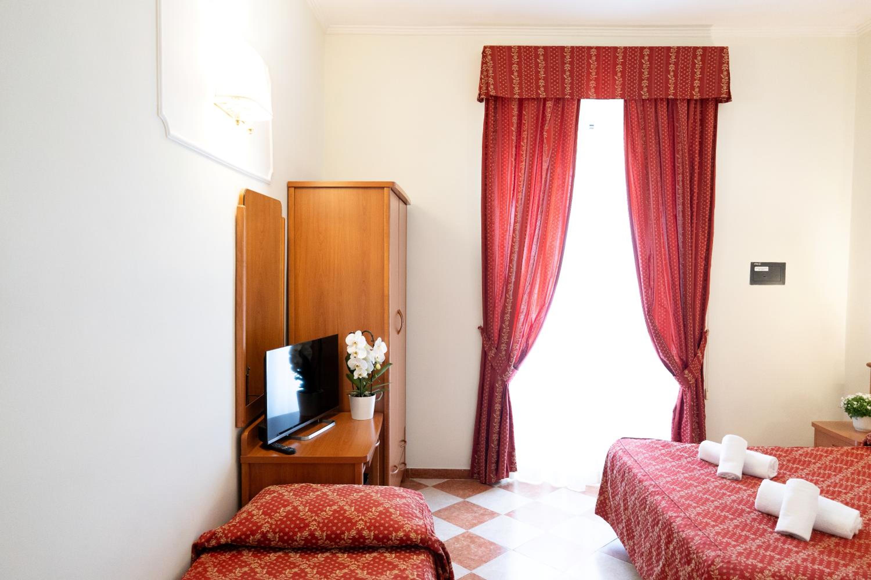 Room, Triple, 1 Queen and 1 Single Bed