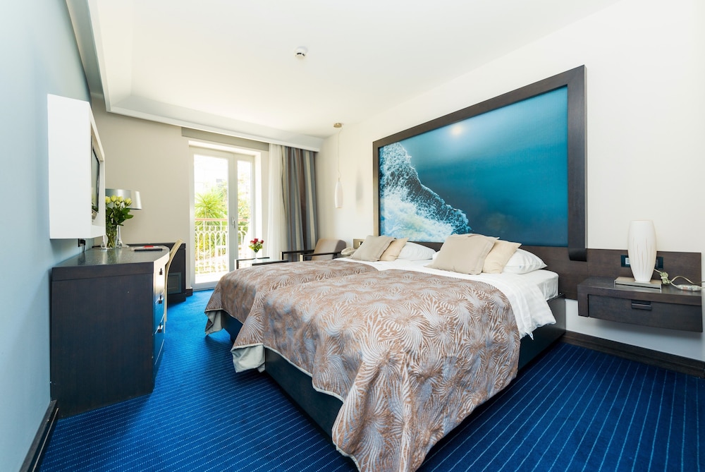 CLASSIC, PARTIAL SEA VIEW, BALCONY