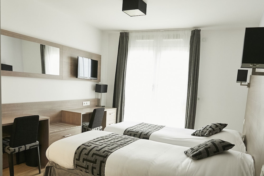 STUDIO, TWIN BEDS