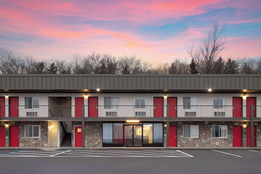 Super 8 by Wyndham Hazleton 2/33