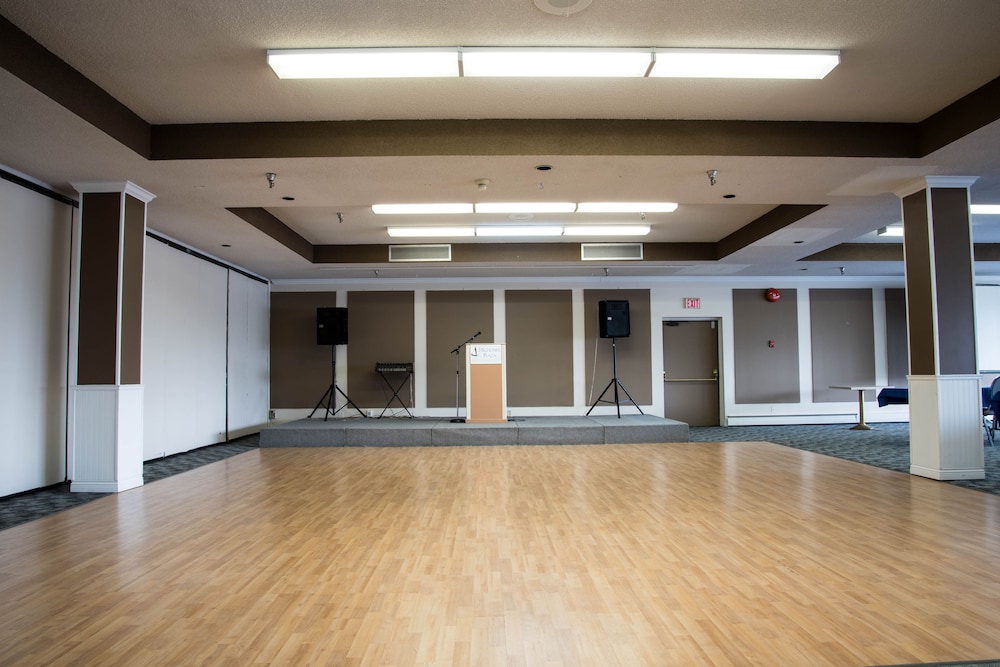 Highliner Plaza Hotel Conference Centre 3/56