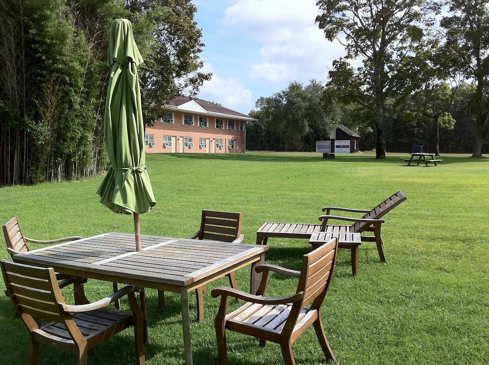 Budget Host East End Hotel In Riverhead 25/38