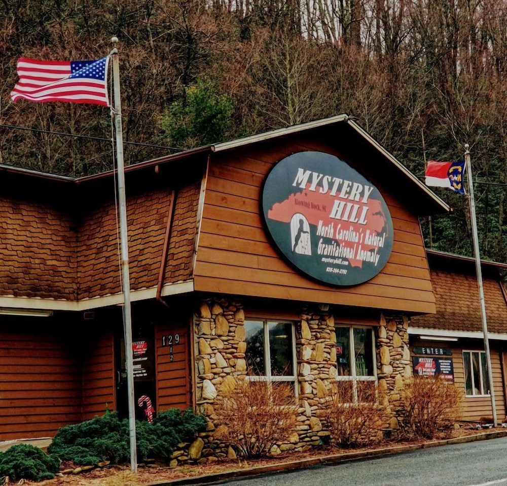 Mountainaire Inn and Log Cabins 3/50