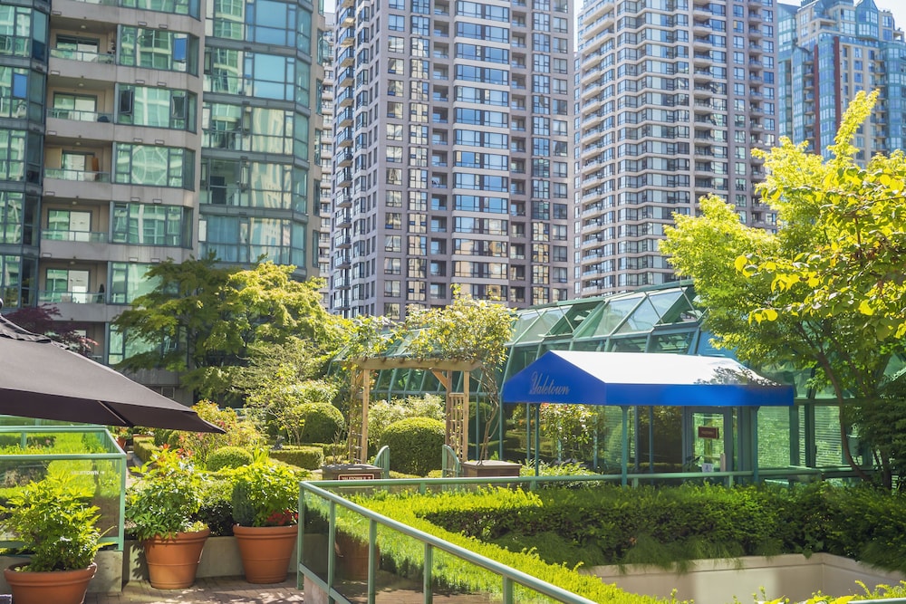 Rosedale On Robson Suite Hotel 10/45