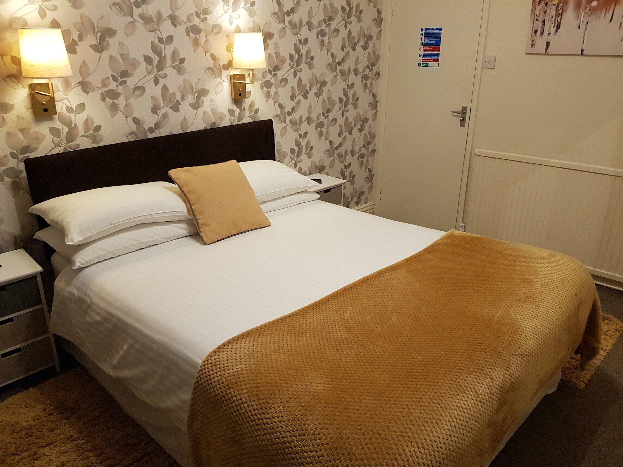 ROOM, DOUBLE BED